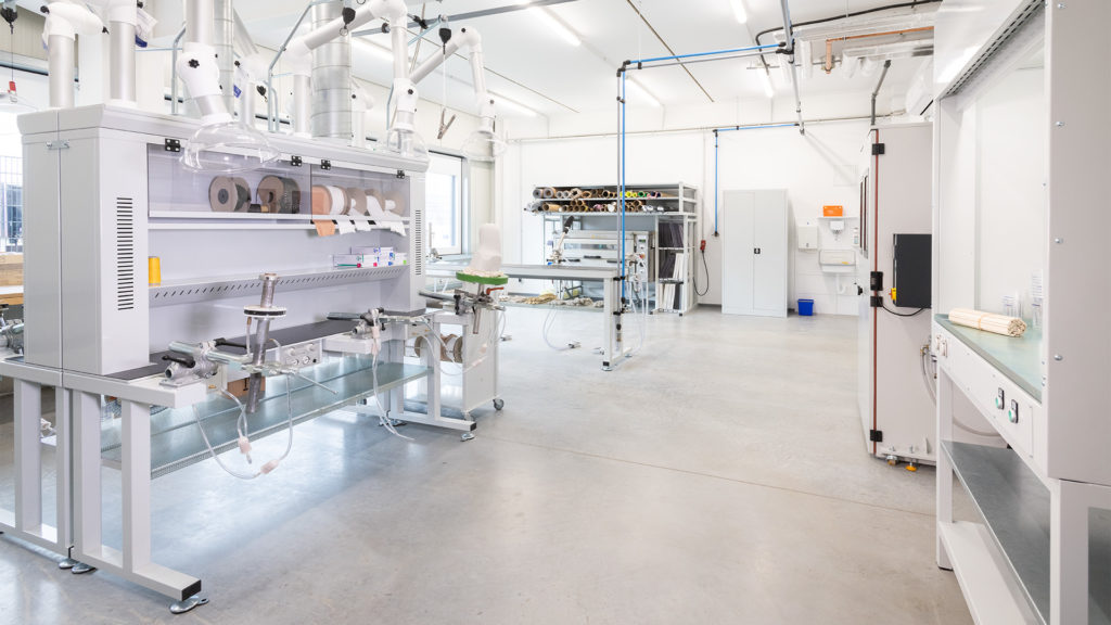 Care Center, Bochum: Powerful Extraction Systems Have Been Installed Next To Any Equipment That Emits Fumes Or Generates Dust Or Shavings And The Air Inside Hazardous Substance And Safety Cabinets, For Example, Is Purified Continuously By Carbon Filters. Clean Air Was A Top Priority In The New Service Centres. Able To Cope With Around 9000 M³ Air Volume, The Main HVAC System Ensures All Rooms Are Well Ventilated At All Times.